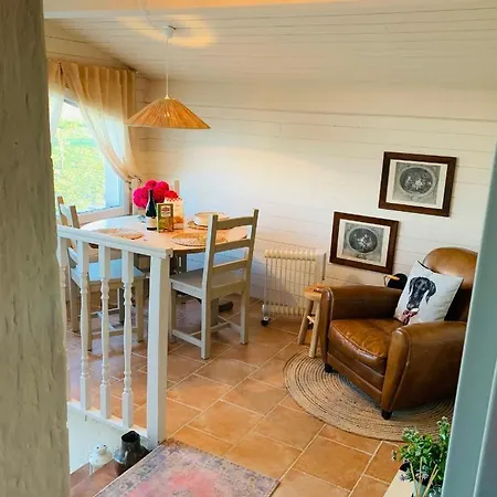 Quaint In Tranquil Setting Holiday home *